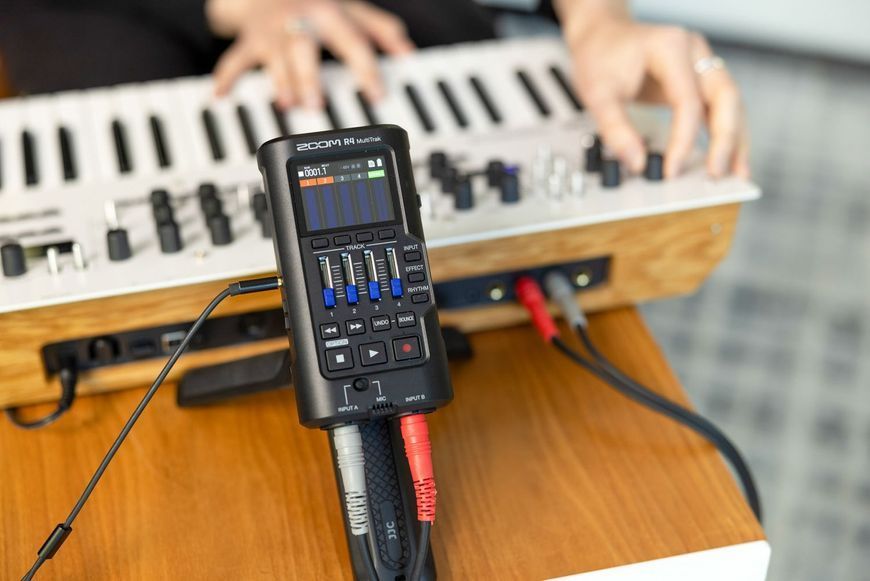 ZOOM R4, #NAME?, Combo XLR, 1024 Гб